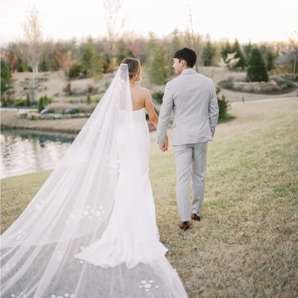 Cathedral Veil, Worn Once 
Great condition!
Bought from Etsy
Ivory